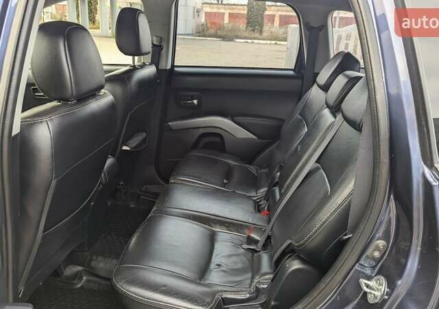 Синий Мицубиси Аутлендер, объемом двигателя 3 л и пробегом 382 тыс. км за 8200 $, фото 5 на Automoto.ua