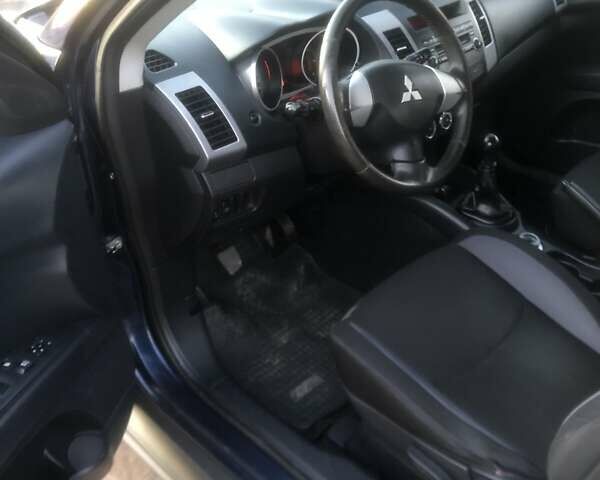 Синий Мицубиси Аутлендер, объемом двигателя 2 л и пробегом 235 тыс. км за 8800 $, фото 6 на Automoto.ua