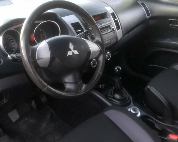 Синий Мицубиси Аутлендер, объемом двигателя 2 л и пробегом 235 тыс. км за 8800 $, фото 5 на Automoto.ua