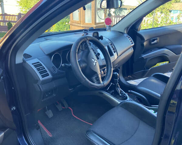 Синий Мицубиси Аутлендер, объемом двигателя 2.27 л и пробегом 262 тыс. км за 10900 $, фото 6 на Automoto.ua