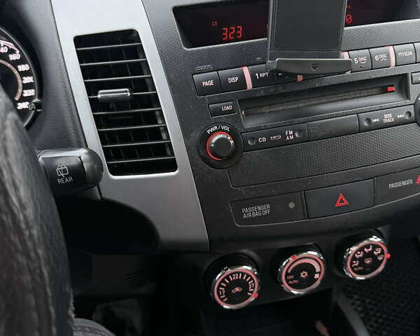 Синий Мицубиси Аутлендер, объемом двигателя 2.2 л и пробегом 213 тыс. км за 12000 $, фото 6 на Automoto.ua