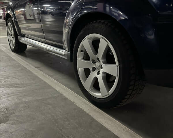 Синий Мицубиси Аутлендер, объемом двигателя 2.2 л и пробегом 213 тыс. км за 12000 $, фото 3 на Automoto.ua