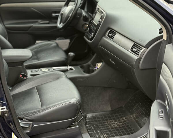 Синій Міцубісі Аутлендер, об'ємом двигуна 2.4 л та пробігом 212 тис. км за 10000 $, фото 15 на Automoto.ua