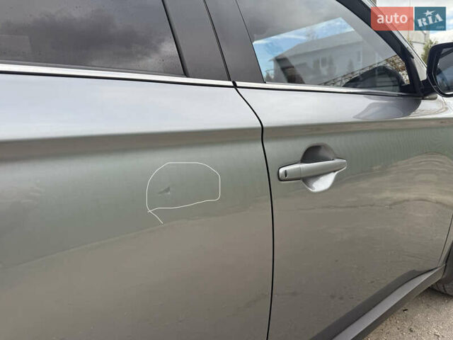 Синий Мицубиси Аутлендер, объемом двигателя 3 л и пробегом 180 тыс. км за 13000 $, фото 6 на Automoto.ua