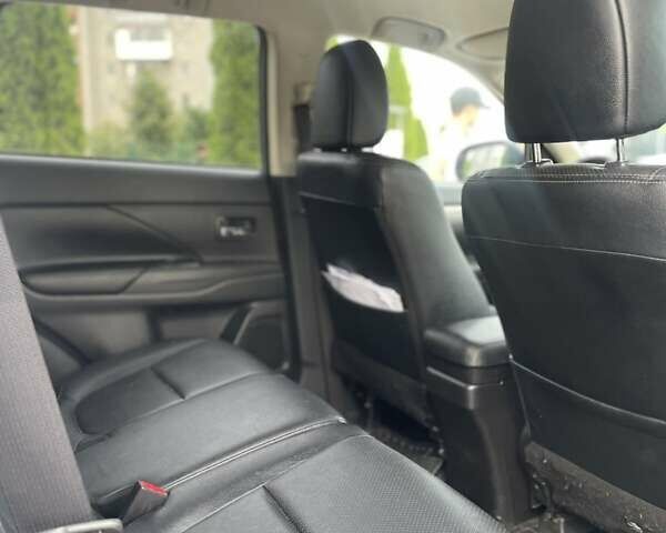 Міцубісі Аутлендер 2014 у Житомирі на Automoto.ua Синій Міцубісі Аутлендер, об'ємом двигуна 2 л та пробігом 151 тис. км за 15999 $, фото 21 на Automoto.ua