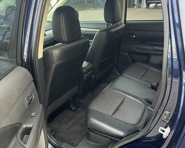 Синий Мицубиси Аутлендер, объемом двигателя 2.36 л и пробегом 187 тыс. км за 9999 $, фото 13 на Automoto.ua