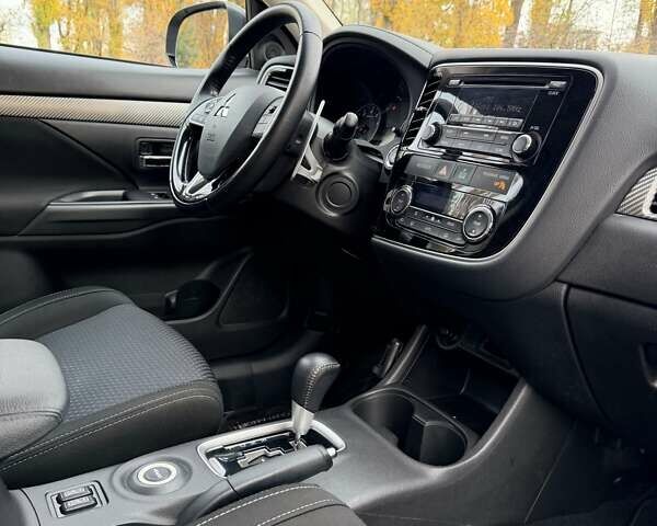 Синий Мицубиси Аутлендер, объемом двигателя 3 л и пробегом 123 тыс. км за 15900 $, фото 25 на Automoto.ua