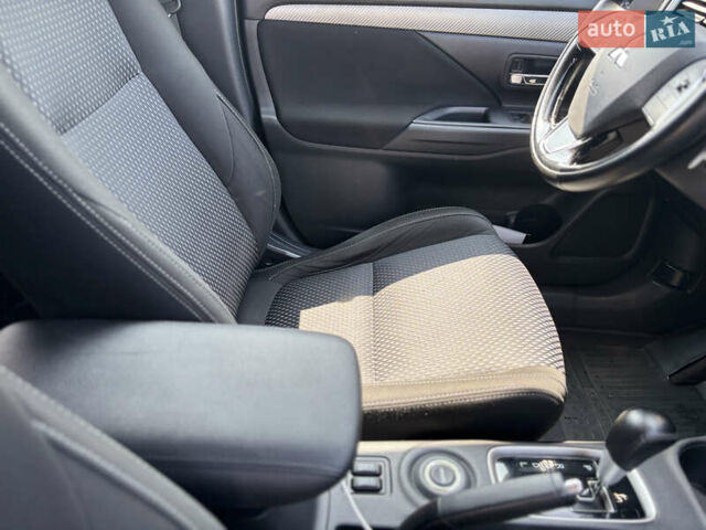 Синий Мицубиси Аутлендер, объемом двигателя 3 л и пробегом 157 тыс. км за 15000 $, фото 17 на Automoto.ua