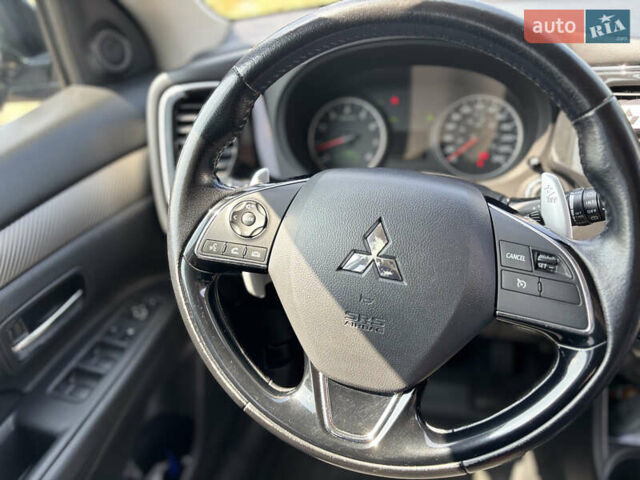 Синий Мицубиси Аутлендер, объемом двигателя 3 л и пробегом 157 тыс. км за 15000 $, фото 16 на Automoto.ua