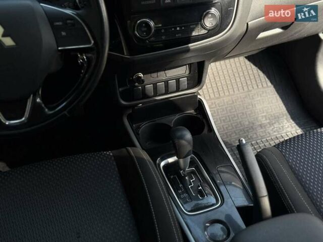 Синий Мицубиси Аутлендер, объемом двигателя 2.4 л и пробегом 102 тыс. км за 15000 $, фото 1 на Automoto.ua