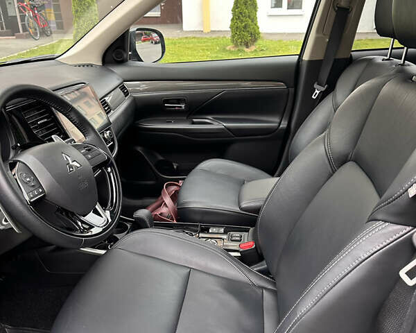 Синий Мицубиси Аутлендер, объемом двигателя 2.36 л и пробегом 47 тыс. км за 34000 $, фото 8 на Automoto.ua