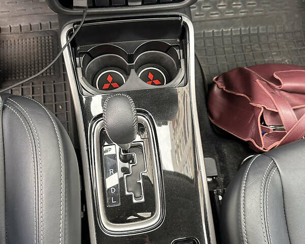 Синий Мицубиси Аутлендер, объемом двигателя 2.36 л и пробегом 47 тыс. км за 34000 $, фото 6 на Automoto.ua