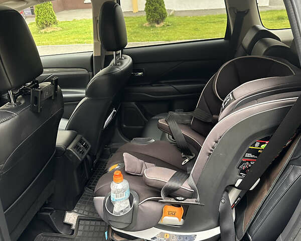 Синий Мицубиси Аутлендер, объемом двигателя 2.36 л и пробегом 47 тыс. км за 34000 $, фото 7 на Automoto.ua