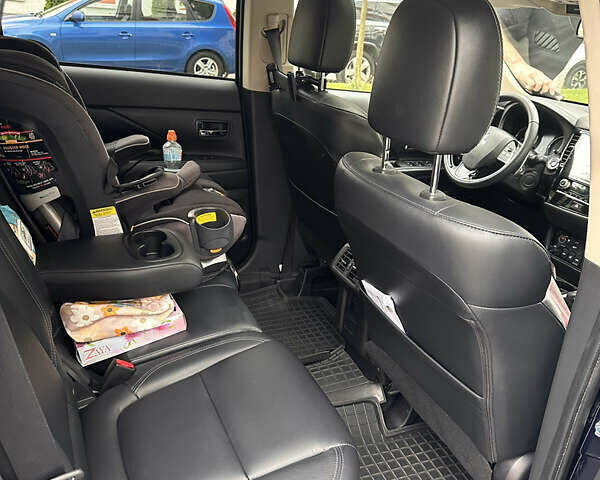 Синий Мицубиси Аутлендер, объемом двигателя 2.36 л и пробегом 47 тыс. км за 34000 $, фото 3 на Automoto.ua