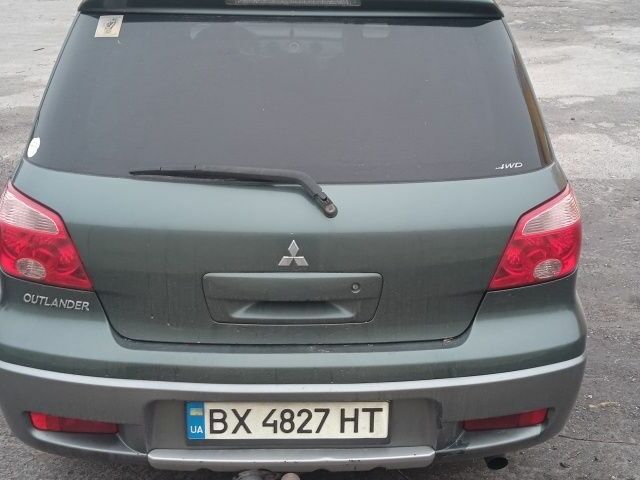 Зеленый Мицубиси Аутлендер, объемом двигателя 2 л и пробегом 220 тыс. км за 6000 $, фото 2 на Automoto.ua