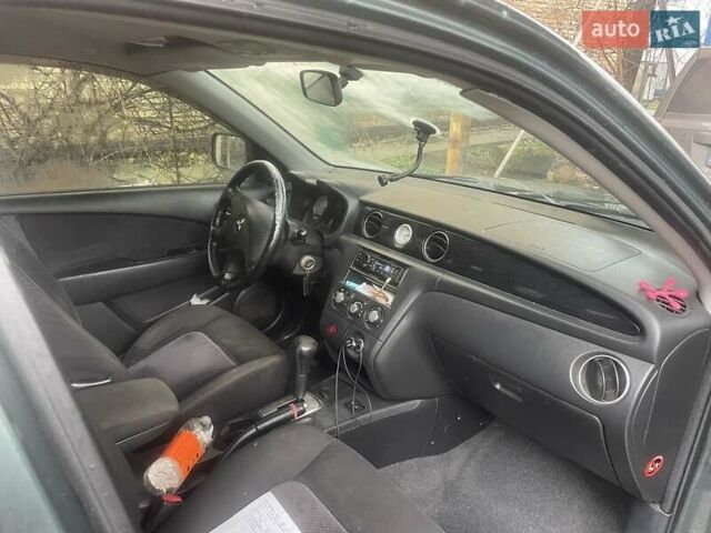 Зелений Міцубісі Аутлендер, об'ємом двигуна 2.4 л та пробігом 300 тис. км за 5000 $, фото 2 на Automoto.ua