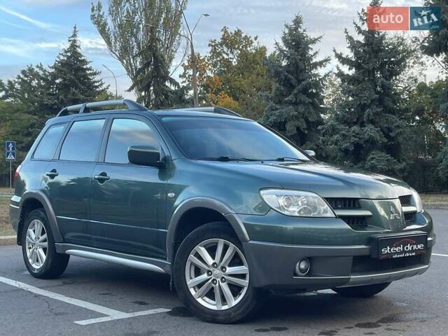 Зеленый Мицубиси Аутлендер, объемом двигателя 2.38 л и пробегом 212 тыс. км за 6899 $, фото 2 на Automoto.ua