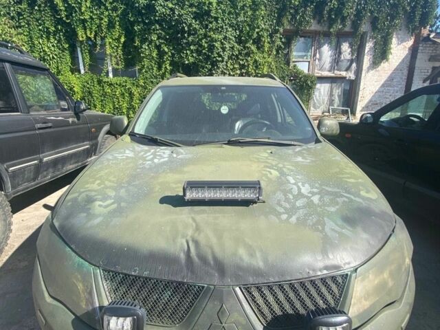 Зелений Міцубісі Аутлендер, об'ємом двигуна 2 л та пробігом 400 тис. км за 4270 $, фото 1 на Automoto.ua