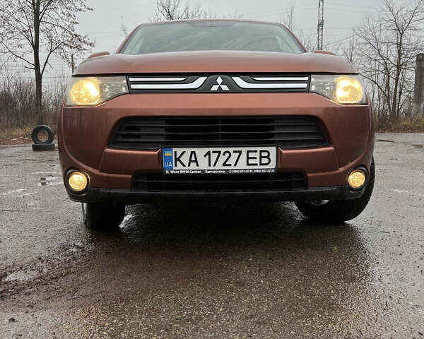 Оранжевый Мицубиси Аутлендер, объемом двигателя 2.36 л и пробегом 201 тыс. км за 10900 $, фото 9 на Automoto.ua