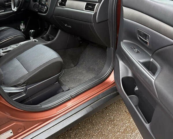 Оранжевый Мицубиси Аутлендер, объемом двигателя 2.36 л и пробегом 201 тыс. км за 10900 $, фото 14 на Automoto.ua