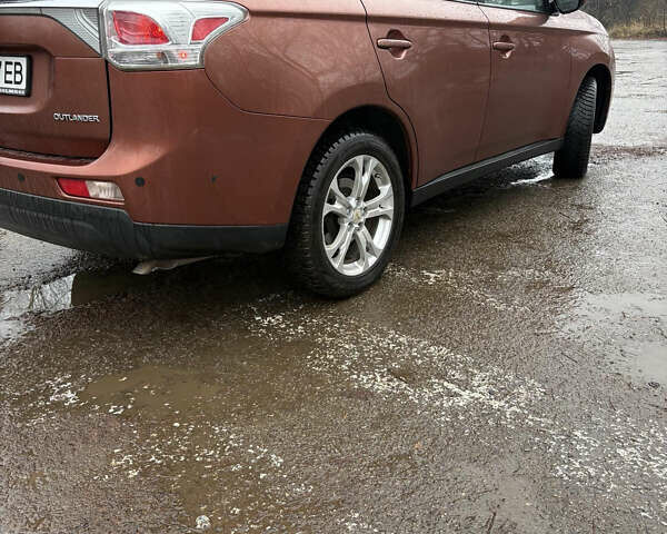 Оранжевый Мицубиси Аутлендер, объемом двигателя 2.36 л и пробегом 201 тыс. км за 10900 $, фото 18 на Automoto.ua