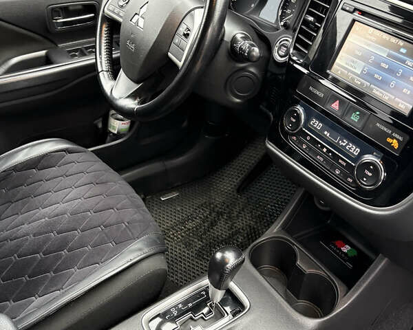 Оранжевый Мицубиси Аутлендер, объемом двигателя 2.36 л и пробегом 201 тыс. км за 10900 $, фото 3 на Automoto.ua