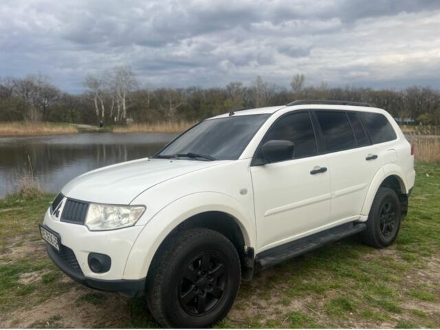 Белый Мицубиси Паджеро Спорт, объемом двигателя 2.5 л и пробегом 300 тыс. км за 11573 $, фото 2 на Automoto.ua