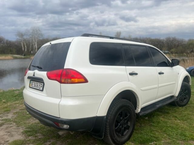 Белый Мицубиси Паджеро Спорт, объемом двигателя 2.5 л и пробегом 300 тыс. км за 11573 $, фото 1 на Automoto.ua