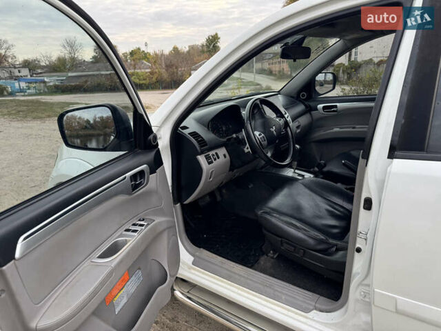 Мицубиси Паджеро Спорт 2011 в Харькове на Automoto.ua Белый Мицубиси Паджеро Спорт, объемом двигателя 2.48 л и пробегом 174 тыс. км за 15250 $, фото 9 на Automoto.ua
