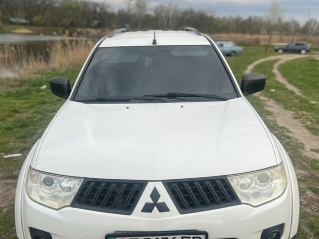 Белый Мицубиси Паджеро Спорт, объемом двигателя 2.5 л и пробегом 300 тыс. км за 11573 $, фото 4 на Automoto.ua