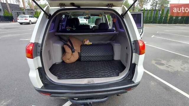 Білий Міцубісі Паджеро Спорт, об'ємом двигуна 2.48 л та пробігом 200 тис. км за 11500 $, фото 33 на Automoto.ua