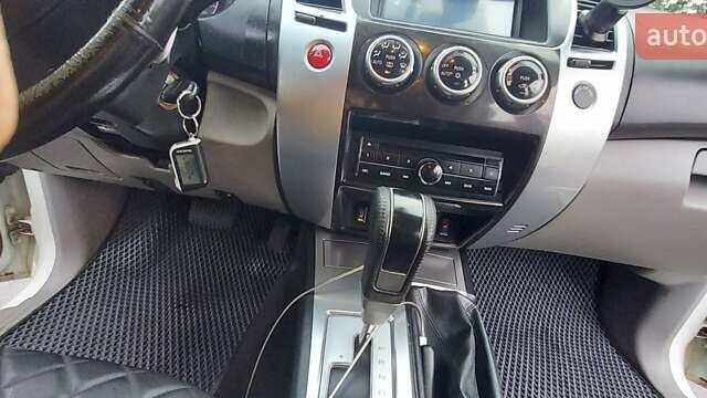 Білий Міцубісі Паджеро Спорт, об'ємом двигуна 2.48 л та пробігом 200 тис. км за 11500 $, фото 34 на Automoto.ua