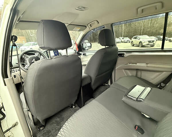 Білий Міцубісі Паджеро Спорт, об'ємом двигуна 2.48 л та пробігом 230 тис. км за 13500 $, фото 24 на Automoto.ua