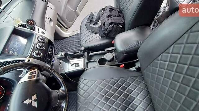 Білий Міцубісі Паджеро Спорт, об'ємом двигуна 2.48 л та пробігом 200 тис. км за 11500 $, фото 27 на Automoto.ua