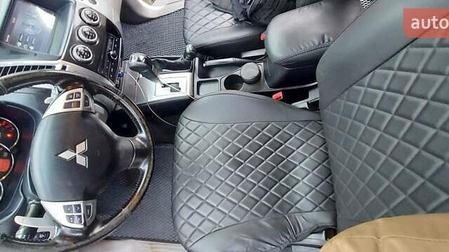 Білий Міцубісі Паджеро Спорт, об'ємом двигуна 2.48 л та пробігом 200 тис. км за 11500 $, фото 25 на Automoto.ua