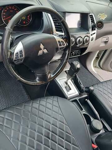 Білий Міцубісі Паджеро Спорт, об'ємом двигуна 2.48 л та пробігом 200 тис. км за 11500 $, фото 40 на Automoto.ua