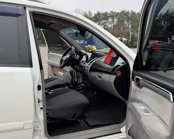 Білий Міцубісі Паджеро Спорт, об'ємом двигуна 2.48 л та пробігом 230 тис. км за 13500 $, фото 8 на Automoto.ua