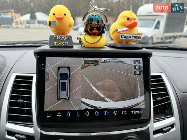 Білий Міцубісі Паджеро Спорт, об'ємом двигуна 2.48 л та пробігом 230 тис. км за 13500 $, фото 30 на Automoto.ua