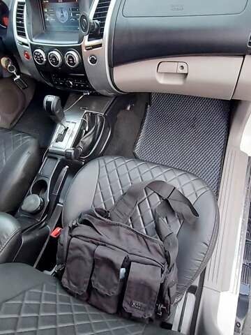 Білий Міцубісі Паджеро Спорт, об'ємом двигуна 2.48 л та пробігом 200 тис. км за 11500 $, фото 18 на Automoto.ua