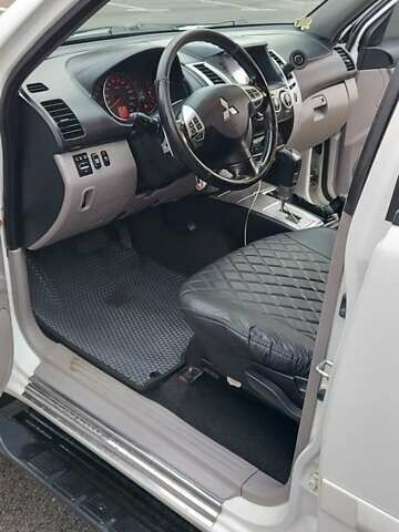 Білий Міцубісі Паджеро Спорт, об'ємом двигуна 2.48 л та пробігом 200 тис. км за 11500 $, фото 39 на Automoto.ua