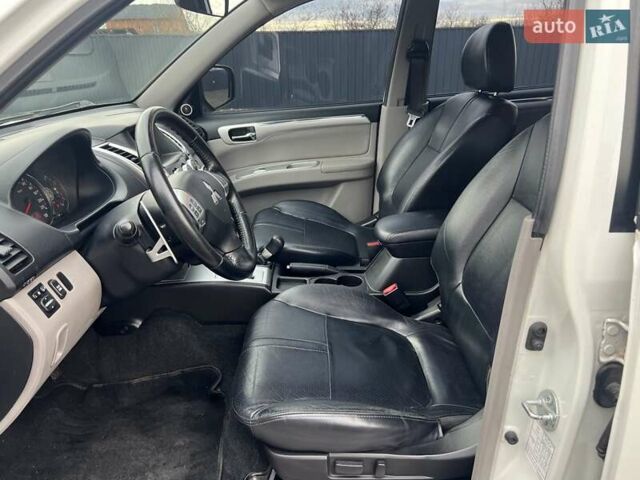 Білий Міцубісі Паджеро Спорт, об'ємом двигуна 2.48 л та пробігом 158 тис. км за 13000 $, фото 6 на Automoto.ua