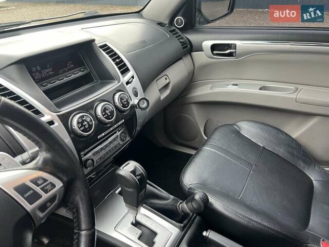 Білий Міцубісі Паджеро Спорт, об'ємом двигуна 2.48 л та пробігом 158 тис. км за 13000 $, фото 9 на Automoto.ua