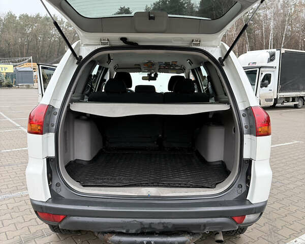 Білий Міцубісі Паджеро Спорт, об'ємом двигуна 2.48 л та пробігом 230 тис. км за 13500 $, фото 10 на Automoto.ua