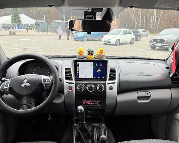 Білий Міцубісі Паджеро Спорт, об'ємом двигуна 2.48 л та пробігом 230 тис. км за 13500 $, фото 14 на Automoto.ua
