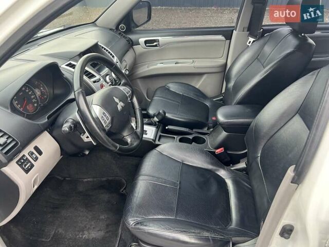 Білий Міцубісі Паджеро Спорт, об'ємом двигуна 2.5 л та пробігом 158 тис. км за 13200 $, фото 6 на Automoto.ua