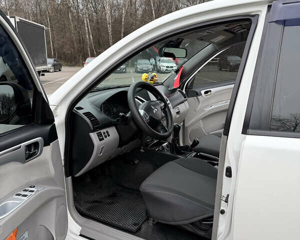 Білий Міцубісі Паджеро Спорт, об'ємом двигуна 2.48 л та пробігом 230 тис. км за 13500 $, фото 9 на Automoto.ua