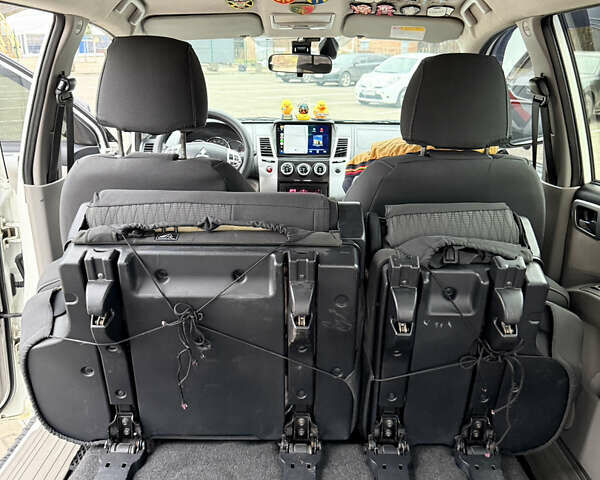 Білий Міцубісі Паджеро Спорт, об'ємом двигуна 2.48 л та пробігом 230 тис. км за 13500 $, фото 13 на Automoto.ua