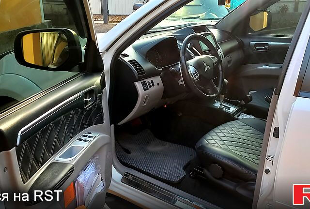 Білий Міцубісі Паджеро Спорт, об'ємом двигуна 2.5 л та пробігом 162 тис. км за 16500 $, фото 2 на Automoto.ua