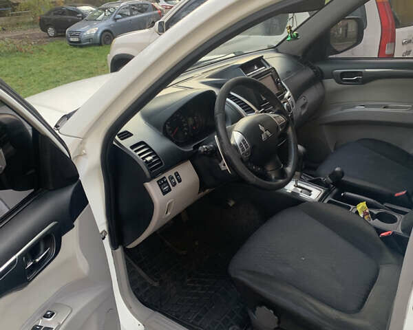 Белый Мицубиси Паджеро Спорт, объемом двигателя 2.48 л и пробегом 256 тыс. км за 12500 $, фото 6 на Automoto.ua