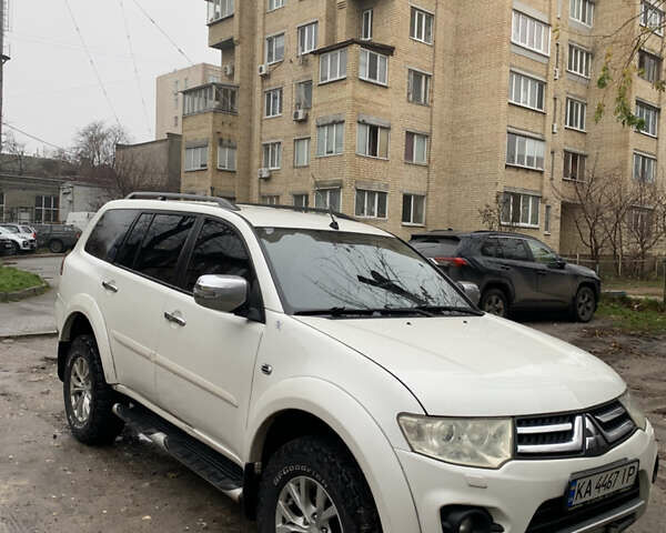 Білий Міцубісі Паджеро Спорт, об'ємом двигуна 2.48 л та пробігом 256 тис. км за 12600 $, фото 2 на Automoto.ua